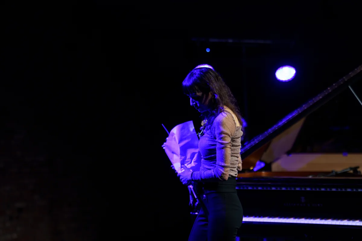 Hila Kulik przy fortepianie podczas finału Piano Day Poznań 2026